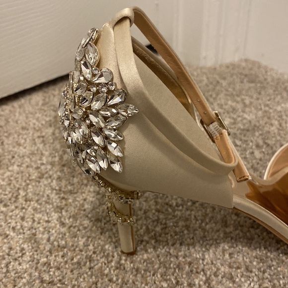 NIB stunning Badgley Mischka Vienna ivory satin shoes. Size 9. - Picture 13 of 15